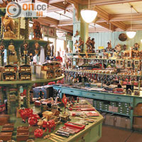 店內工藝多以木雕為主，百分百瑞士製造。