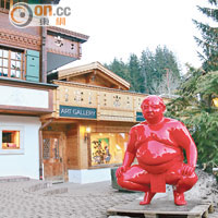 一尊鮮紅相撲手巨型雕塑，令Gstaad增加點點潮味。