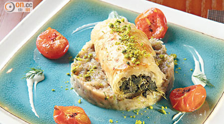 Burek <br>土耳其和希臘的家常菜，酥皮包着菠菜和羊奶芝士，底下的是烤茄子蓉，蘸上乳酪和香草調成的Tzatziki醬，啖啖濃郁芝香。