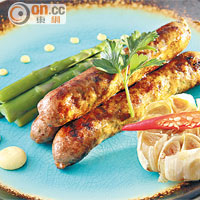 Merguez<br>羊肉腸是自家製，加入了突尼斯辣椒和芫荽辟羶，蘸上番紅花蛋黃醬，更具食味。