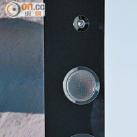 X9000B在機身兩側設有靚聲的磁流揚聲器。
