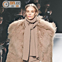 Sonia Rykiel<BR>針織外套、連身裙及長褲以層層疊方式穿着，外披厚重皮草，層次感豐富，是看得見的溫暖。