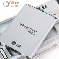 L90 Dual採用2,540mAh電池，可隨時拆殼換電。