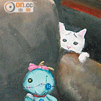 作品名為《我不是你的玩具》，畫中貓咪望着卡通公仔，公仔卻表示自己不是牠的玩具。