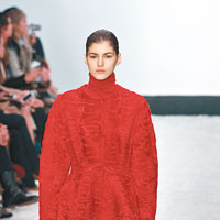 Giambattista Valli<br>搶眼的紅色把全場焦點匯聚，如火般熱力四射，為寒冬升溫。