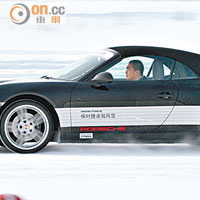 儘管變成開篷設計，採納RR布局的911仍能在雪地充分表現靈巧的操控特質。