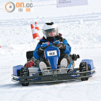 在雪地駕駛小型賽車，絕對是向極高難度挑戰。