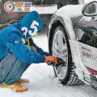 每當完成一項駕駛活動，胎軨跟輪拱都會積雪，工作人員便會趕緊用掃刷清除。