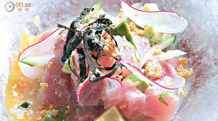 G/F Gastro Bar：Tuna Nikkei Ceviche $138<br>將日本吞拿魚用魚湯、檸檬汁、洋葱和西芹做成的醬汁醃至半生熟，伴番薯蓉和炸藜麥，酸香惹味之餘又帶微脆口感。