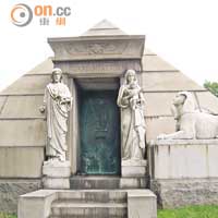 紐約Greenwood Cemetery最具創意，各式各樣的墓穴都有，圖中的便是金字塔外形的墓穴，認真浮誇。