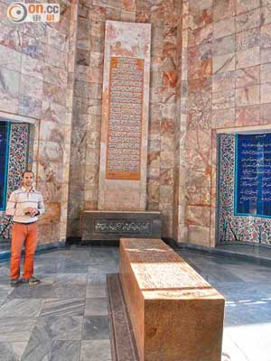 石室牆上，寫滿了薩迪最具代表性的詩作。