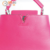 粉紅色的手袋飾以品牌金屬標記，附有肩帶可作手挽袋或肩袋使用。