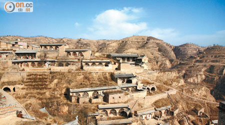 李家村建在一層層的黃土高坡之上，由底至頂達11層之多。