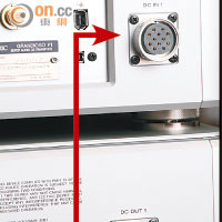 為減少電源干擾，採用分體式設計，要透過DC IN與DC OUT插口來連接。