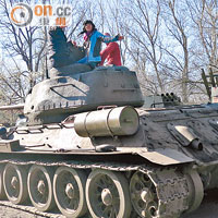 為迎合主題，今次參觀了華沙軍事科技博物館，讓傳媒可坐上真坦克。