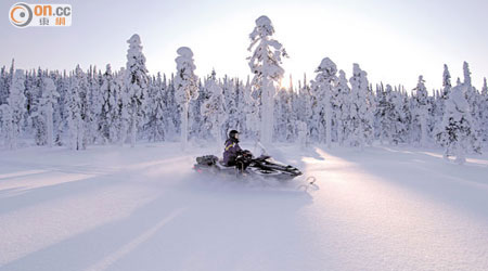 只有在積雪厚的無人地帶，才可以盡情享受雪上電單車的樂趣。