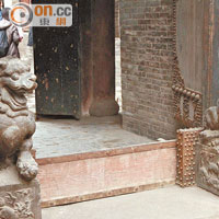 丁村大宅院保留得相當完整，門口的石獅子便是最佳證據。