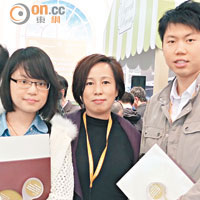 該學院通識及專業課程部講師陸換芝（中）與兩位早前在「第15屆香港珠寶設計比賽」的得獎者黃君圻（左）及董志明（右）