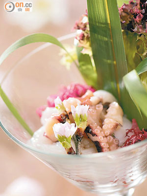 八爪魚伴櫻花油醋<br>味道酸甜又有鮮味，配合精緻的造型，令人眼前一亮。