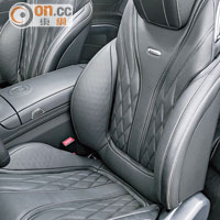 用上Nappa皮革包裹的全新AMG跑化座椅，承托力極佳。