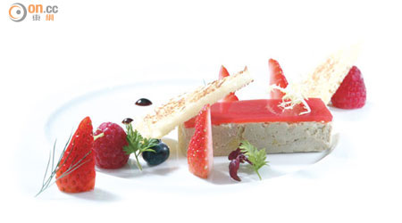 Strawberry and Foie Gras Terrine $168（f）<br>鵝肝用65℃溫水浸15分鐘，鋪上一層士多啤梨啫喱，伴黑醋汁同吃，減輕膩度。