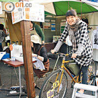 想買個布袋，先要自己踩單車發電，才讓店員即席以衣車製作。