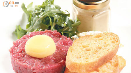 Steak Tartare $168<br>蛋黃搗碎後加入松露油再重整，切開時散發幽香，連同芥辣醬和多士同吃，味道更突出。