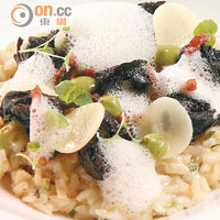 Risotto De Bourgogne $188 <br>用了勃艮第蝸牛、Comté Cheese等炮製，綴以蒜頭泡沫，飯粒入口煙韌有咬口，芝香滿瀉。