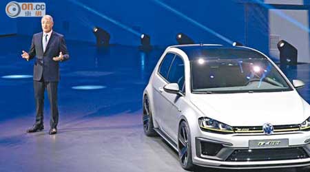 Volkswagen品牌管理董事成員Dr. Heinz-Jakob Neußer在北京車展介紹Golf R 400。