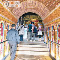 工整對稱的精美壁畫是佛牙寺的一大亮點。