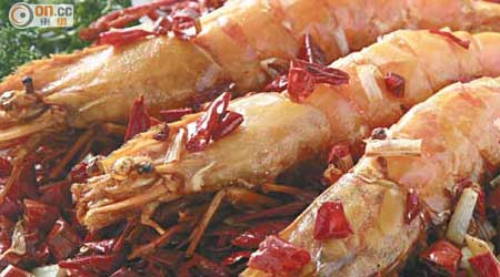爆炸大虎蝦 $252/3隻<br>大廚選用一斤約6頭的大虎蝦，每隻都超過10吋長，啖啖肉又爽脆。