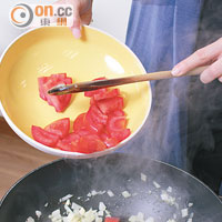 加入番茄件、胡椒粉、龍舌蘭糖漿、番茄醬和奧勒岡後，每兩分鐘左右攪拌一下，直到煮成醬，再加入車厘茄。