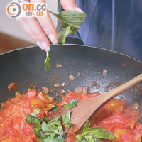 如想保留新鮮番茄口感與味道，則在加入車厘茄後不宜煮太久，最後加入羅勒葉即成。 