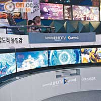 首爾COEX Mall的Coliseum展示區，擺放了多部65吋曲面UHDTV，播放《變形金剛4》4K預告片。