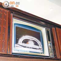 這台是1973年Samsung開發的黑白電視SW-T506L Mach。