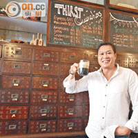 Cafe主人黃先生，將藥材舖不少的擺設保留下來，並成為Cafe的生招牌。