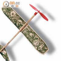 以橡筋驅動的螺旋槳模型飛機，是不少人的童年回憶，SG$15/架（HK$92）。
