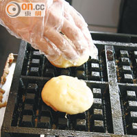 窩夫機亦是從比利時運來，只需把麵糰放進去烘兩分半鐘，列日窩夫便成形。