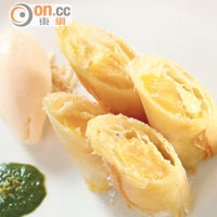 Mango Frangipane Spring Rolls $98<br>概念來自點心春卷，脆卜卜的春卷皮包住又香又甜的杧果肉，配上杏脯味雪糕，味道很夾。