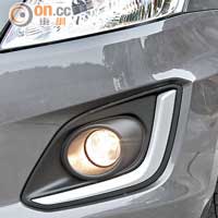 外觀變動主要在車頭霧燈兩旁加入L形金屬飾板。