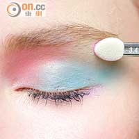 幻彩眼妝Steps<br>i.先在眼蓋處掃上粉藍色眼影，眼珠位置掃上閃白色，眼頭掃少許粉紫色。