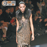 配襯fur領的貼身長裙以流穗式的裙襬設計，增強飄逸動感。