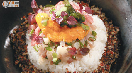 Naked Sashimi Donburi $148（Lunch Set）<BR>壽司飯逐層鋪上鮮甜的拖羅、油甘魚和海膽，再伴Superfood藜麥，吃罷不覺滯。