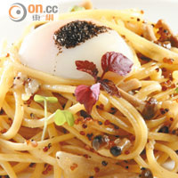 Shimeji & Quinoa w/ Black Truffle Egg Pasta $128<BR>本菇以清酒和木耳湯醃好，溫泉蛋代替忌廉汁，麵條煙韌有嚼勁，並散發幽幽的松露香。