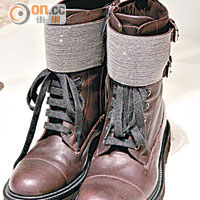 短boots加入軍事元素，以閃亮金屬鏈作為重點裝飾，增強華麗感。