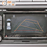 中控台裝上6.5吋RCD 510輕觸式音響面板，並連接了後泊車鏡頭。