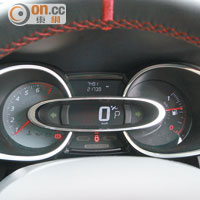 由３個不規則金屬框架組成的錶板，車速計置於最當眼的中央位置。