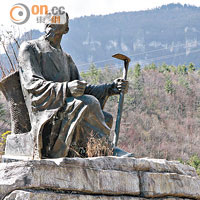 神農架因神農氏嘗百草傳說而得名，因此區內有多座紀念雕像。