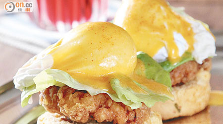 Buttermilk Fried Chicken Benedict $92<br>美國雞髀肉蘸上當地的 Buttermilk 粉漿炸得外脆內嫩，底下是鹹味鬆餅，破格地伴以「蕩漾」溏心蛋蓋和濃惹荷蘭汁，美國味道新角度。