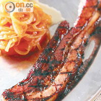 R&B Thick-cut Bacon $72<br>荷蘭豬腩肉花足一個星期醃製，再以兩種木材煙熏3小時才成為煙肉，帶蔗糖香甜味，配以解膩法寶漬洋葱和番茄，豐腴滋味。